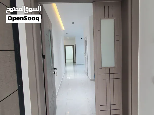 شقة تشطيب حديث مقسم مغلق في موقع ممتاز شارع الاسلاك
