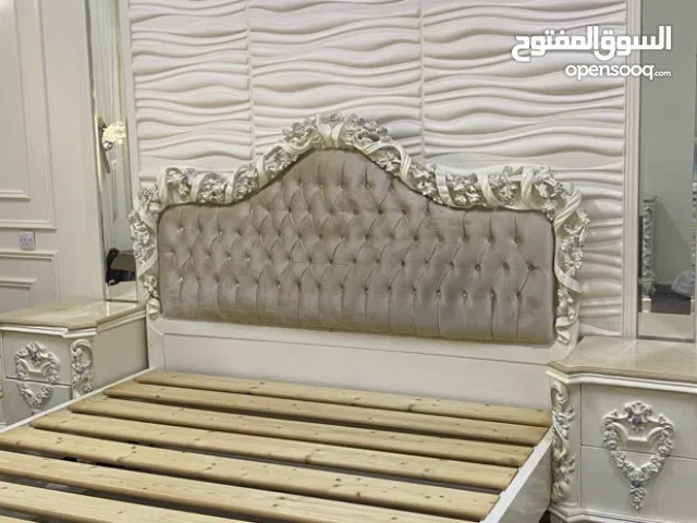 غرفة نوم أنيقة بتصميم كلاسيك راقٍ