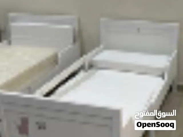 سرير اطفال ابيض نجاره استعمال خفيف مع مرتبه