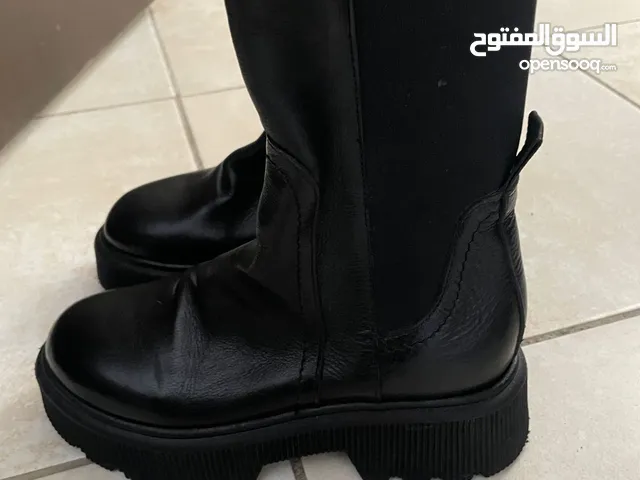 Black Boots in Tétouan