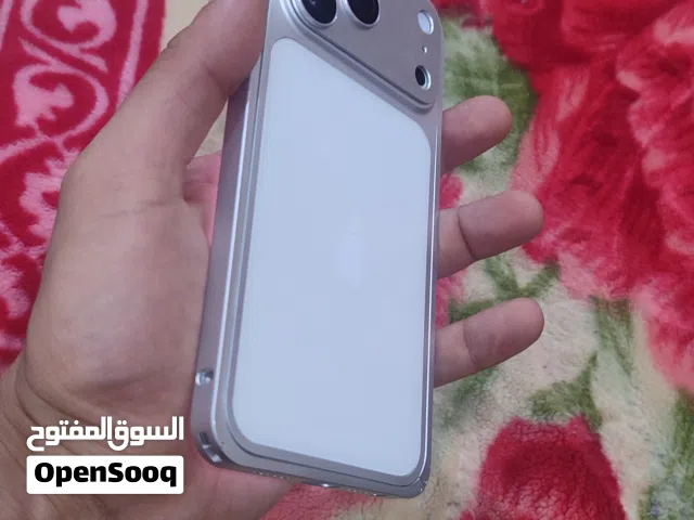 ايفون 14برو ماكس معاه تعديله 17 برو ماكس مفهوش خدش ولي مبطن بطاريه 90% ذاكره 256