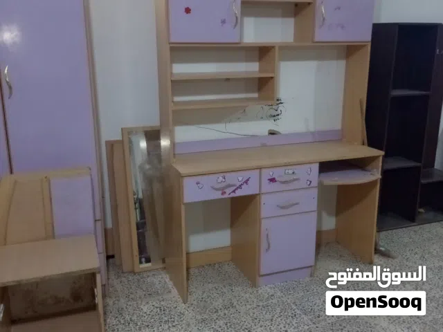 اثاث اطفال وطاولات وباب