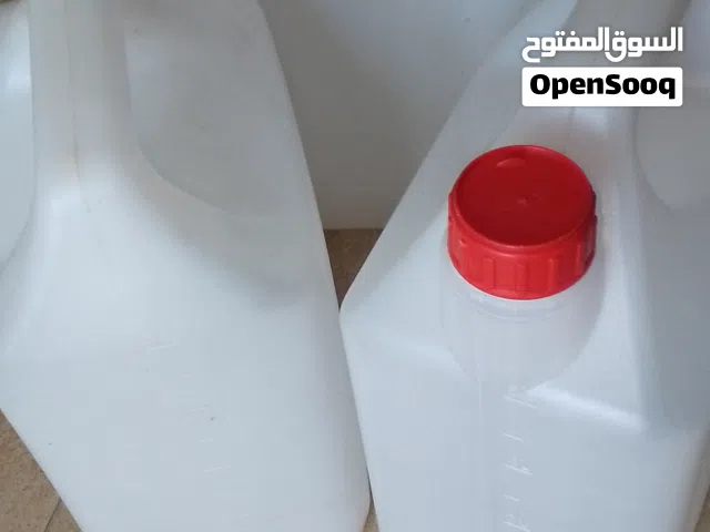 جالونات لمواد التنظيف