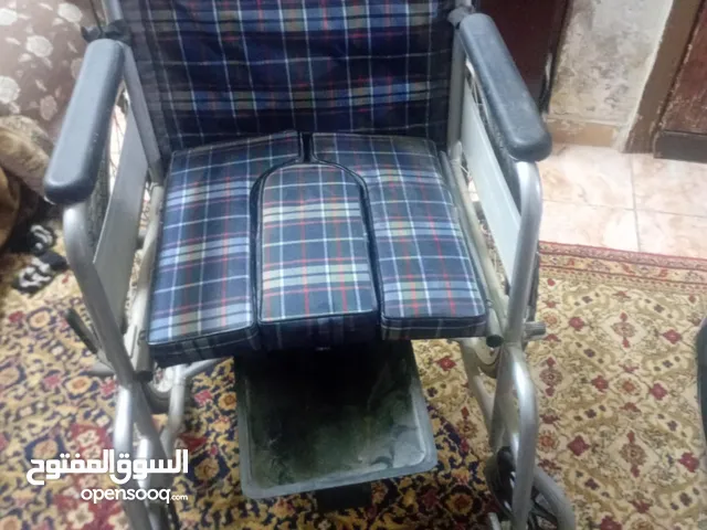 كرسي لكبار السن . مع حمام