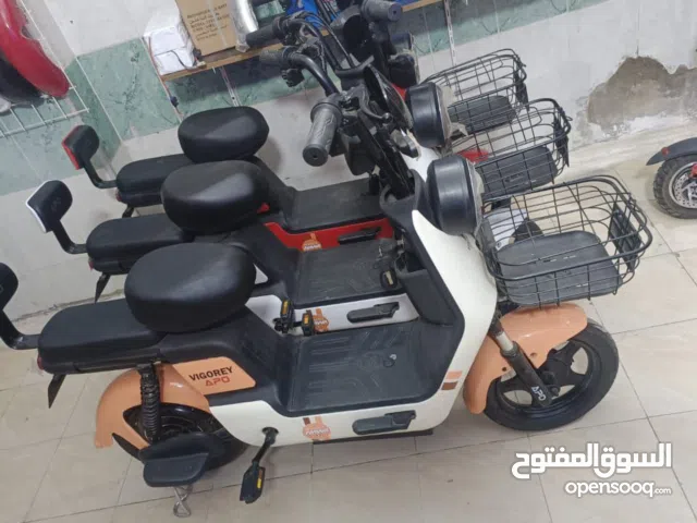 اسكوتر فيجورى كهرباء  السرعة  35 كم/س  البطارية بطارية رصاص 48V  سعة 20Ah حسب النسخة  زمن الشحن