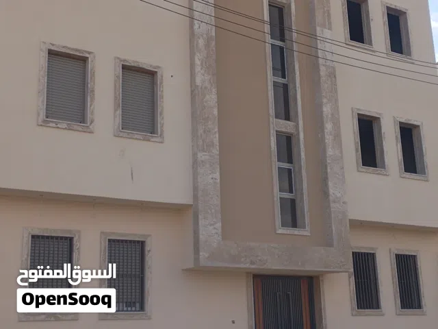 شقه للبيع في طريق نهر مساحته 235 دور الأول علوي 3ديار3حمامات مربوعه مطبخ فيها دولاب مطبخ 5 مكيفات