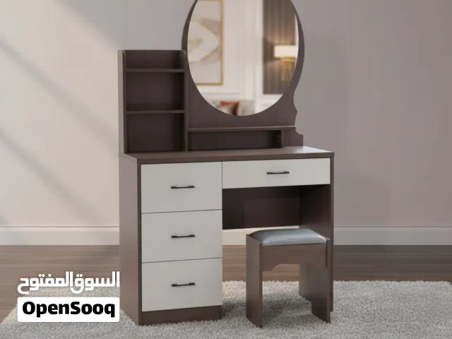 طاولة تسريحة مودرن بمرآة دائرية ومساحات تخزين واسعة