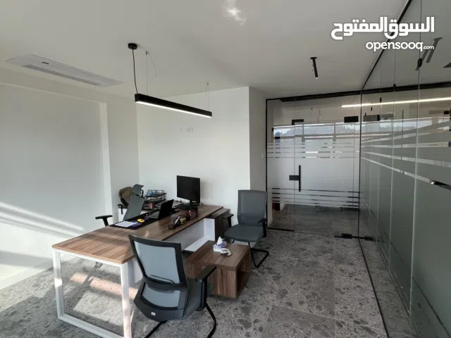 مكتب فخم جدًا للإيجار – تنازل عن عقد إيجار (فرصة مميزة) جاهز للتسليم الفوري