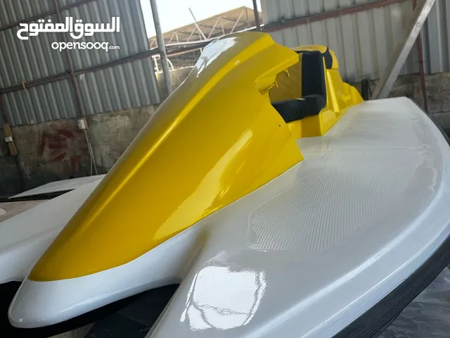 قارب رياضي شبه جديد