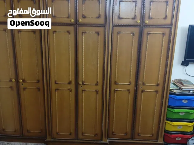 غرفه نوم كامله مكونه من خزانه خشب لاتيه طابقين ست ضرف  مع تخت مجوز وكمدنتين وتسريحه  للبيع مستعجل
