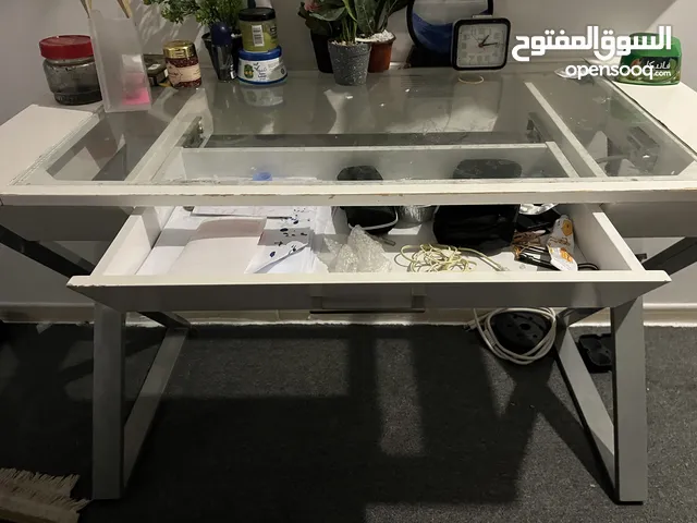 طاوله مكتبيه مع كرسي دوار