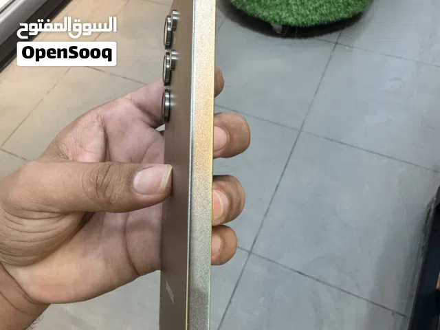 سامسونج 25 الترا مساحه 256  رام 12 معاه كل مشتملاته 2جراب شاحن الاصلي وفي اسكرين