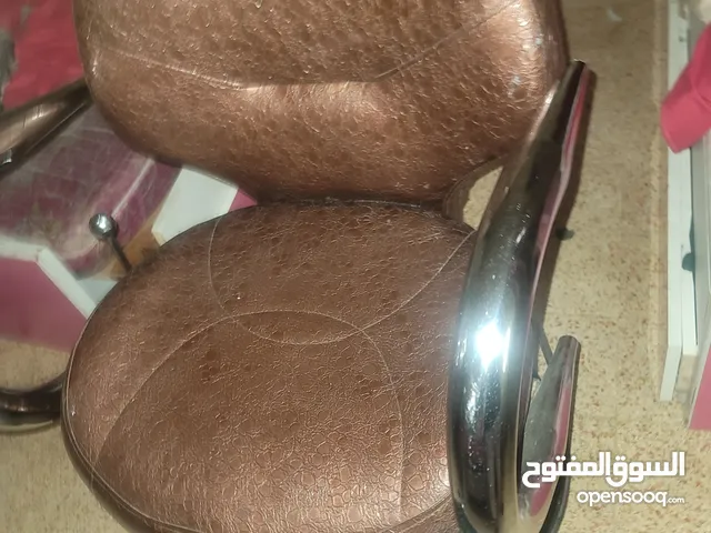 كرسي حلاقه للبيع بحاله ممتازه جدا استعمال قليل جدا