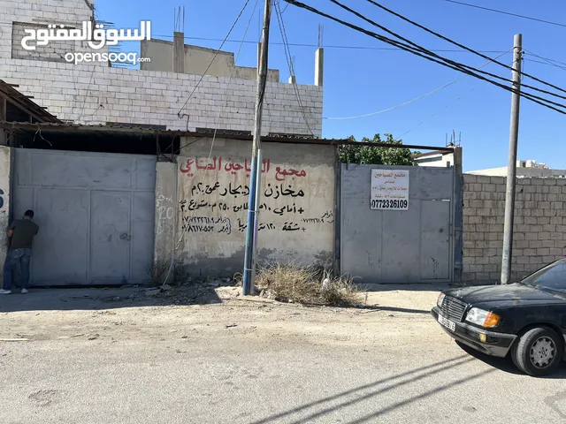 مجمع صناعي مكون من 4 محلات بالاضافة الى سدة لكل محل 20 م داخلي و 10 م امامي ومستودعات عدد 3 وشقة سكن