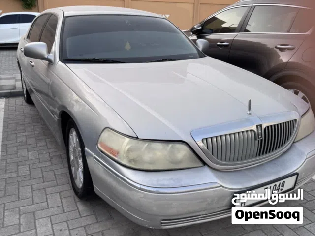 2011 لينكولن تاون كار