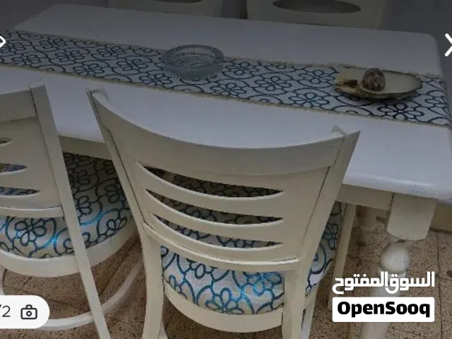 طاولة بيضاء خشب مع 4 كراسي نظيفة