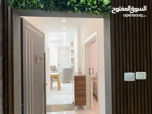 شقة مفرووووشة مع اجهزة كهربائية كاملة ماركات،،عمرها سنة فقططط ، تشطيب شخصي ليست تجارية