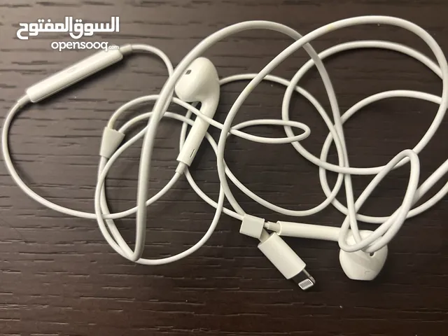 سماعة apple و سماعة بس اليمين