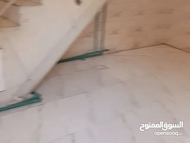 البيت طابثين بس طابق فوك مو لايجار وبيت تجاوز. ومتكون من غرفه وصاله واستقبال وصيحيات ومنور لطبخ