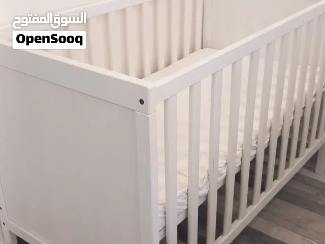 سرير اطفال ايكيا بحال الجديد مع فرشته للبيع