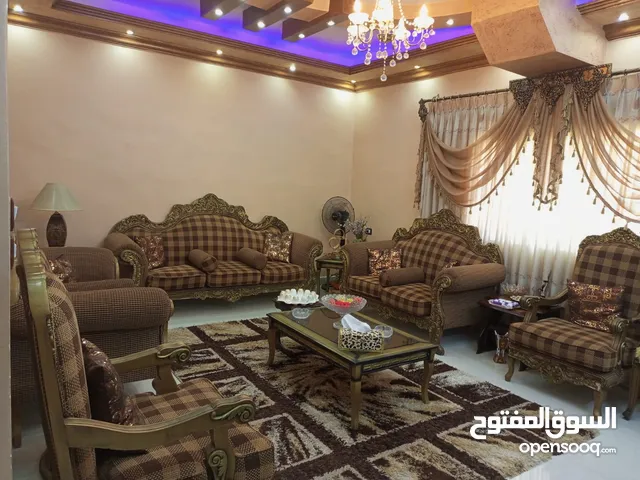 165 m2 5 Bedrooms Townhouse for Sale in Irbid Hawr