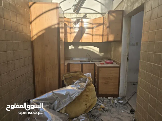 مطبخ كبير راكب لم يتم فكه 4.70/ 270/270 مطبخ صغير راكب لم يتم فكه 2م/2م شبابيك المنيوم وحديد سكراب