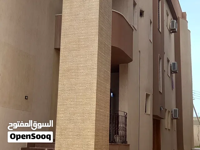 شقة ممتازة في عمارة تتكون من 3 طوابق مع جنان مشترك مساحة أرض العمارة 743 متر مربع بمنطقة عرادة