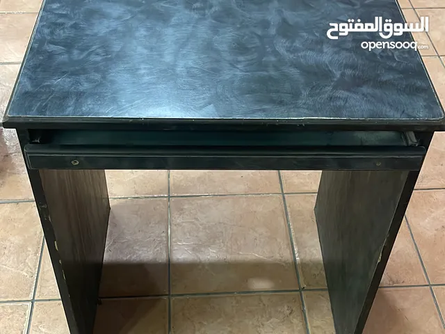 البيع لتصفية المحل اجهزة كميوتر وطاولات كمبيوتر مستعملة خشب ممتاز تفصيل بسعر مغري