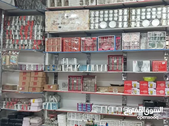 مركز تجاري5فتحات ركنيه مع البدروم جاهز الديكور الرفوف نظام محاسبي نقطتين نظام كميرات نظام طاقه شمسيه