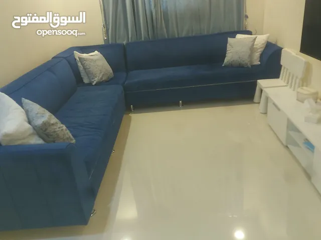 كنب وطاوله تلفزيون بحاله جيده