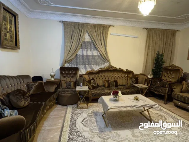 كنب يتسع لل 25شخص مع طاولات تبع الكنب مع 3ستاير و سجاد و طاولت نظيف جدا و فخم جدا موقع جده حي الصفا