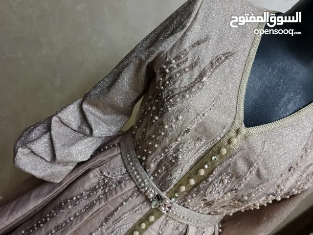 فستان سهره انيق بتصميم مغربي عصري لميه انوثه وفخامة في كل تفصيله