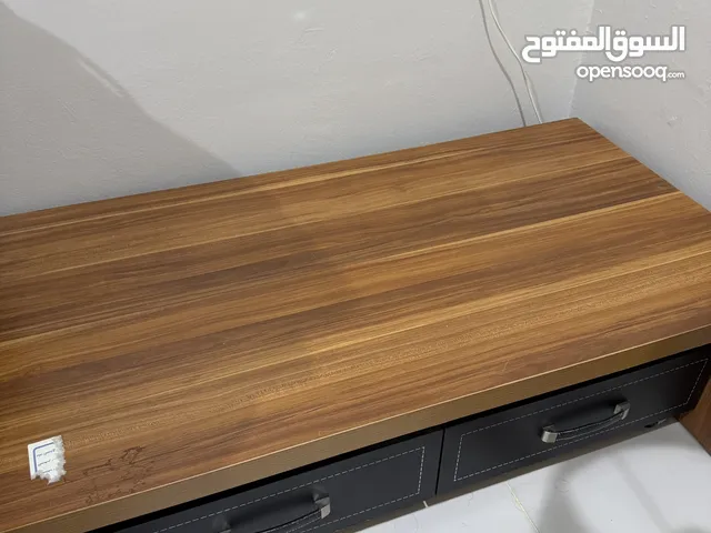 طاولة تخزين خشب مع درجين جلد – حالة ممتازة