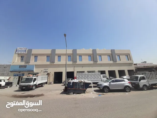 سرداب للإيجار بمساحة 1000متر2 به مصعد ورامب وبارتفاع 4.75 متر