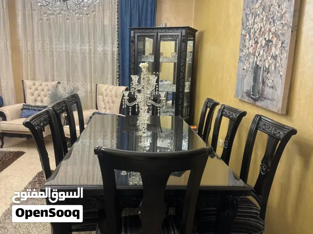 غرفة سفرة و توابعها للبيع تشمل طاولة السفرة مع ثمانية كراسي والدنسوار والفضيه جميع القطع تفصيل...