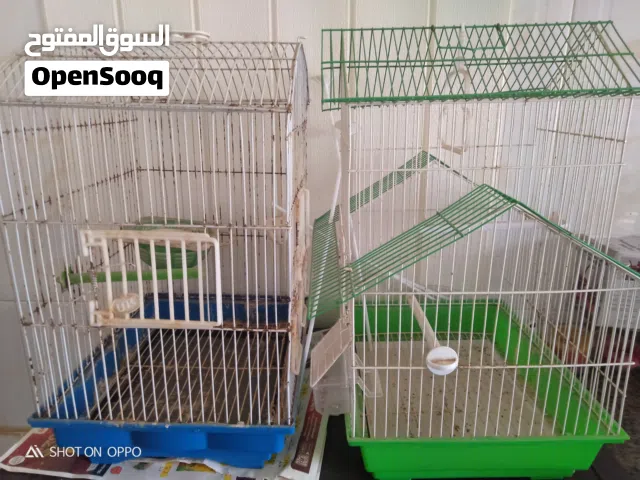 قفصين عصافير مستخدمين بشكل بسيط بأشكال و الوان مختلفة للبيع بسعر جميل.