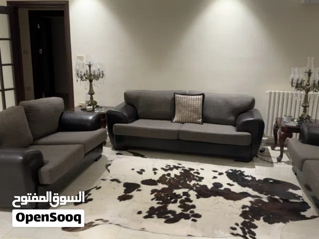 طقم كنب  من الجلد والقماش مكون من 3 قطع (ثلاثية، ثنائية، ثنائية)