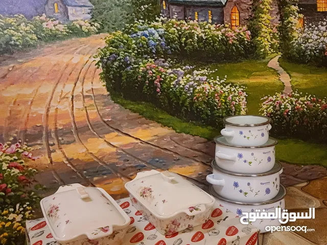 للبيع ادوات مطبخ ولوحات فنيه وزجاجات للزينه واطقم اكواب شاي وملاعق واصيص للنباتات
