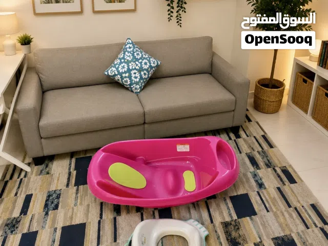 Baby bathtub and potty chair in excellent condition