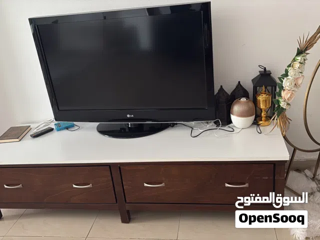 تلفزيون مع الطاولة