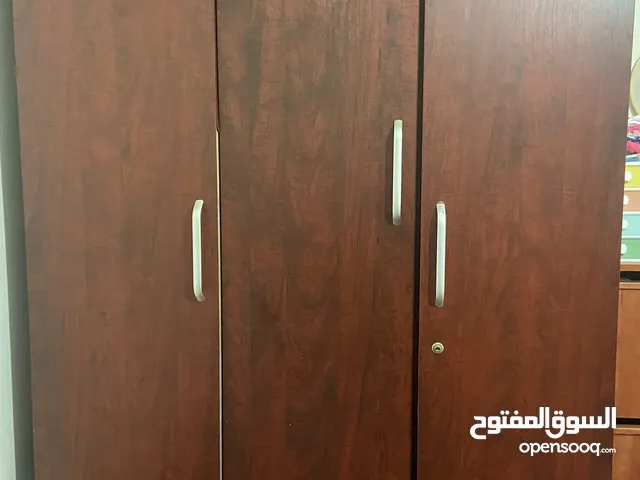 خزانة ملابس مستعملة