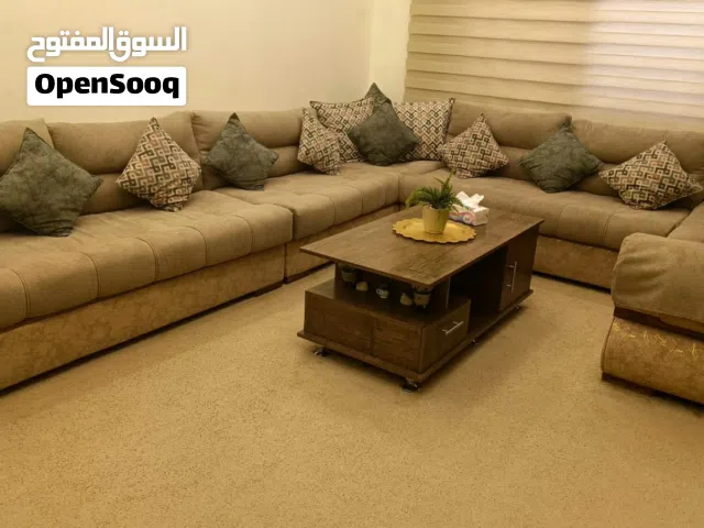 طقم كورنر فخم مع طاولة وسط وطقم سيرفس للبيع