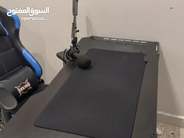 طاولة قيمنج + كرسي قيمنج مستعمل ونظيف، استخدام خفيف وحالتهم ممتازة