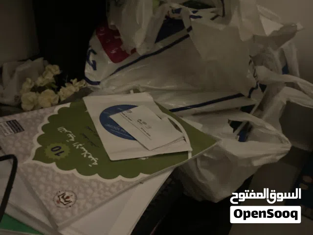 كتب اجنبية،دينية،خيال و كل الانواع متوفرة.