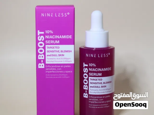 على 10% نياسيناميد للتحكم في إفراز الدهون وتصغير المسام. يساعد في تفتيح لون البشرة وتحسين ملمسها بفض