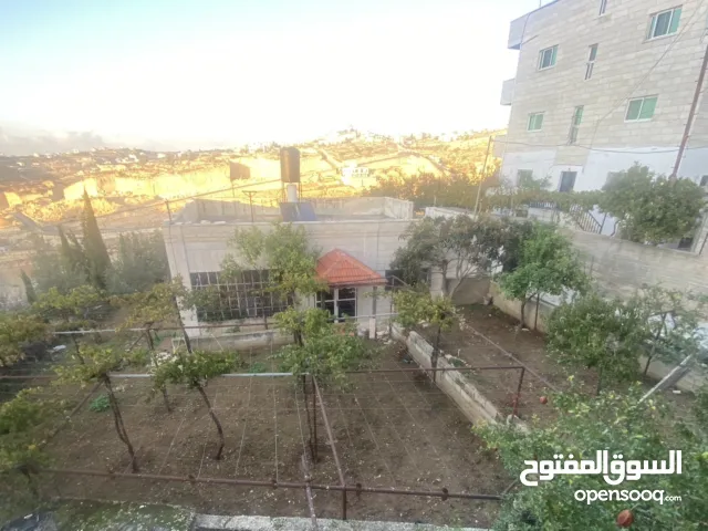 ارض مع بناء قائم