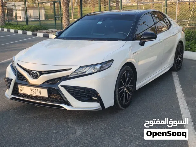 تويوتا كامري 2024 ابيض لؤلؤي سبورت كاملة المواصفات  بحالة الوكالة وتحت الضمان