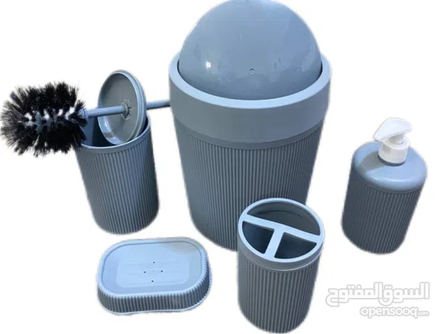 متوفر بثلاثة اللوان - ابيض - بيجي - رصاصي - 5 قطع مختلفة الاستخدام ( فرشاة تنظيف, سلة مهملات , حافظة