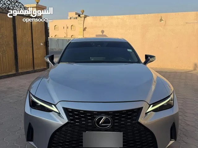 لكزس اي اس 300 موديل 2023 ايرباجات الوكالة وبحالة نظيفة بيع لدواعي السفر ومضمونة جير وماكينه وشاصي