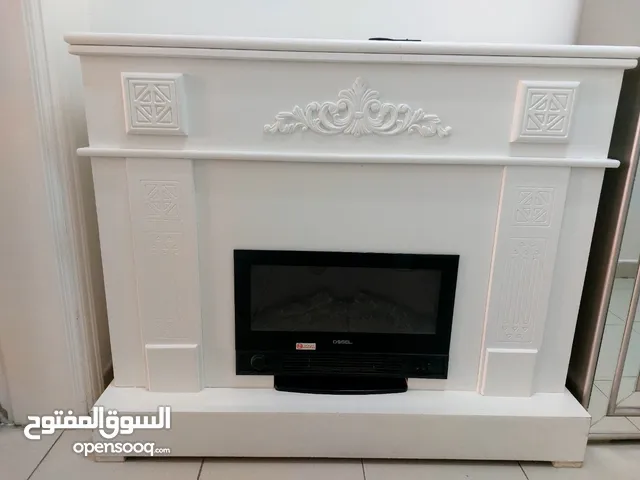 دفاية دوسيل مع بيت خشبي مزخرف باللون الأبيض
